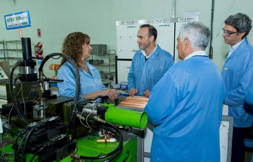 El Ministro de Industria visitó las instalaciones de Radio Victoria