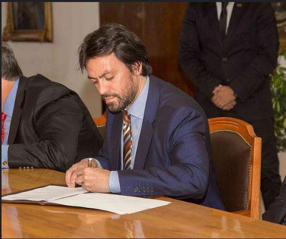 El Presidente del Instituto Provincial realizando una firma