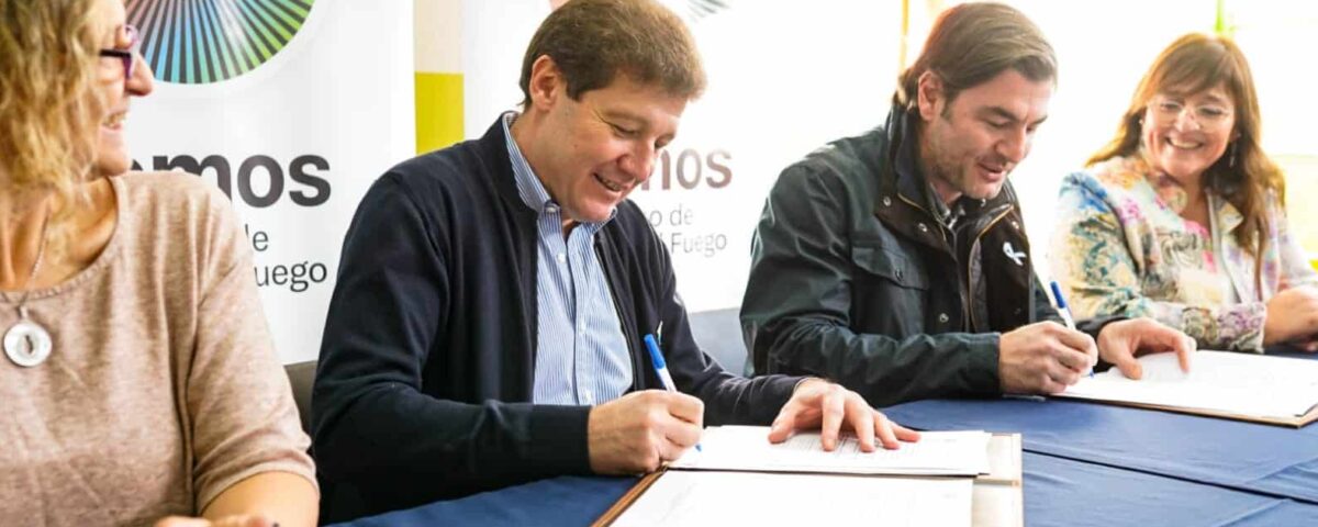 Melella firmó el contrato para iniciar el tendido eléctrico de la Ruta 23