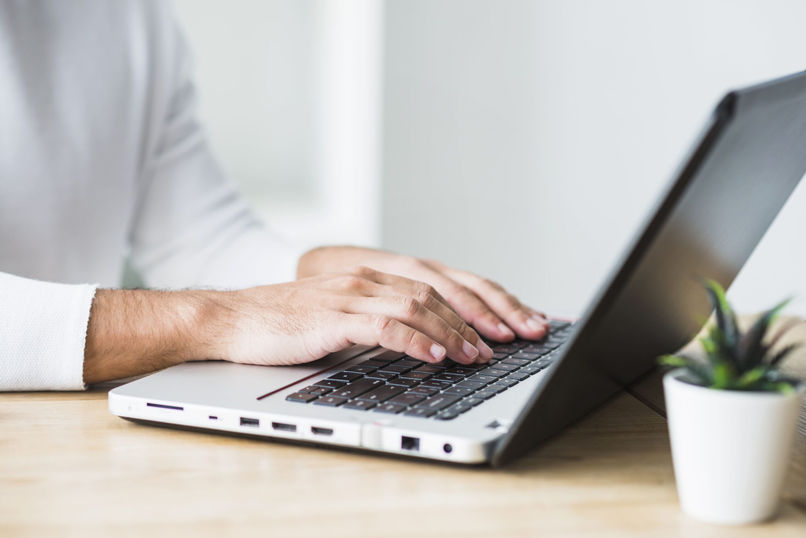 primer-plano-de-la-mano-de-un-hombre-de-negocios-trabajando-en-la-computadora-portatil (1)