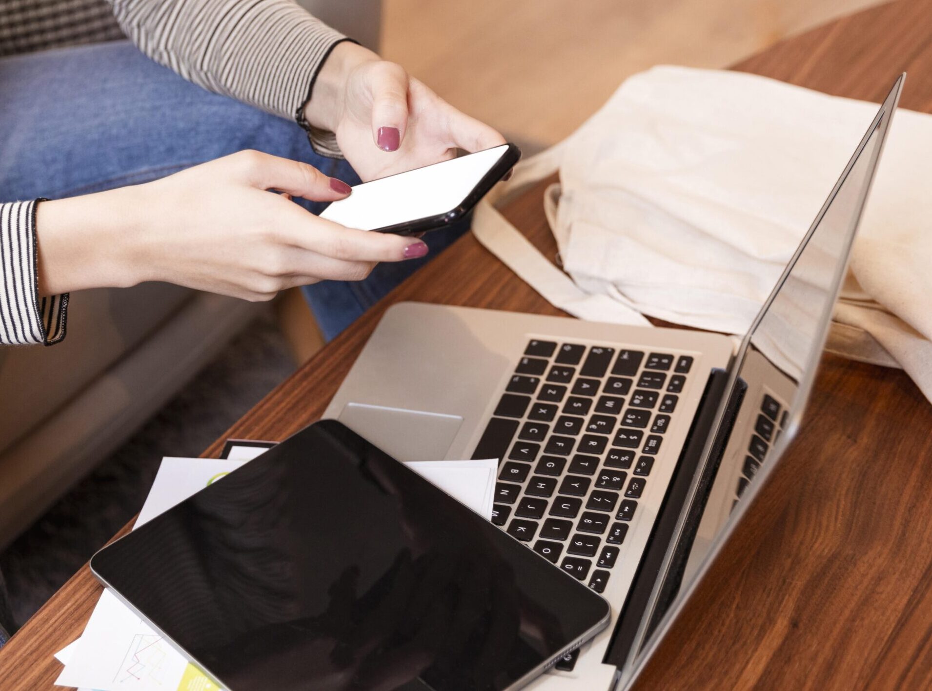 mujer-de-alta-vision-teletrabajando-y-usando-el-telefono-movil