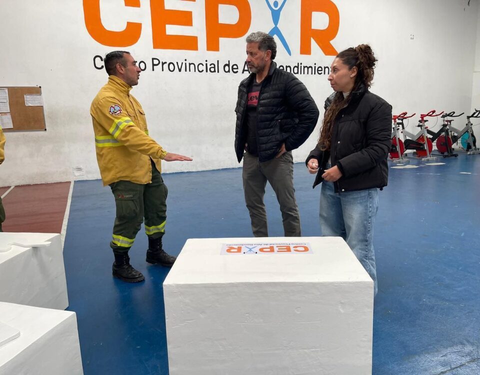 BRIGADISTAS DE INCENDIOS FORESTALES ENTREGARON MATERIAL DEPORTIVO AL CEPAR RÍO GRANDE