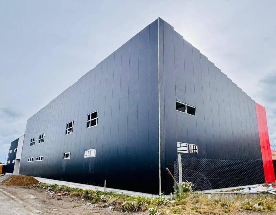 AVANZA EL CERRAMIENTO Y LAS TAREAS INTERIORES DEL NUEVO GIMNASIO EN EL COLEGIO SOBERANÍA NACIONAL