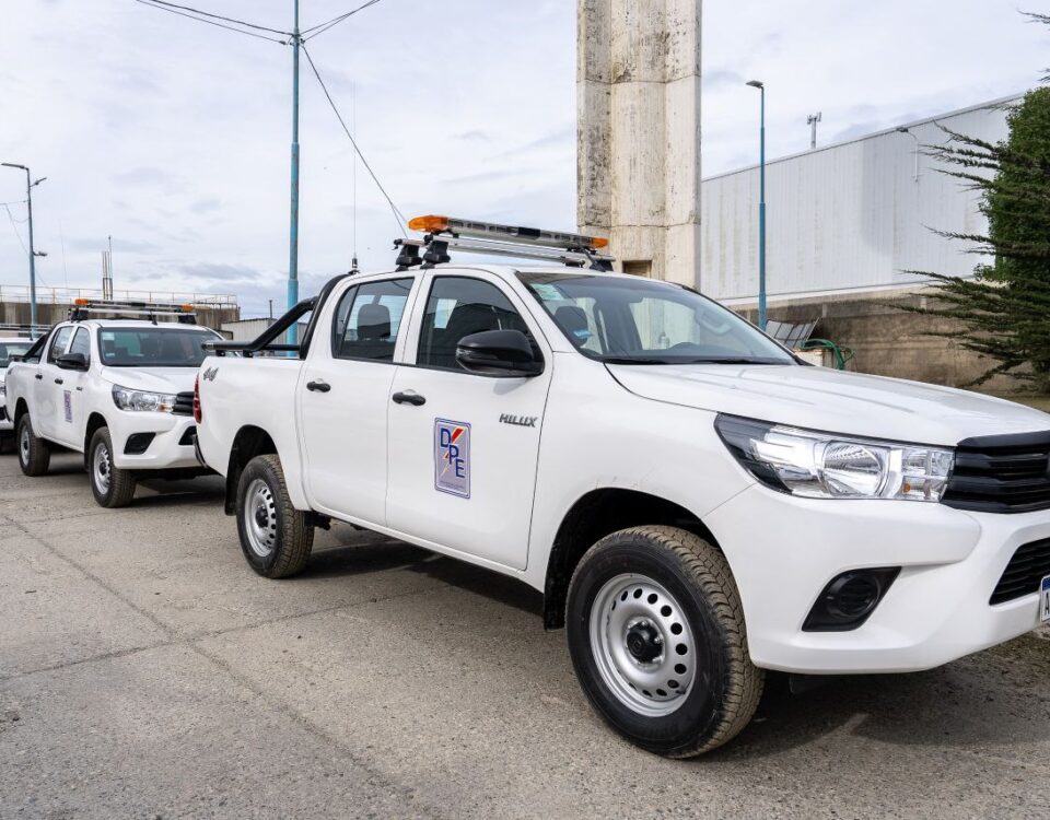 EL GOBIERNO PROVINCIAL INCORPORÓ CUATRO NUEVAS CAMIONETAS PARA LA DIRECCIÓN PROVINCIAL DE ENERGÍA
