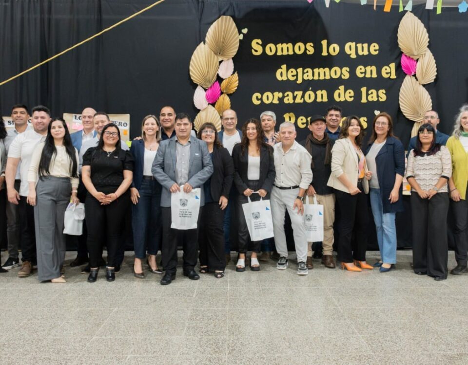 GOBIERNO HOMENAJEÓ A DOCENTES BICONTINENTALES EN SU DÍA