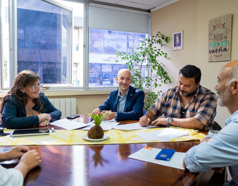 GOBIERNO FIRMÓ UN ACUERDO CON LA UNTDF PARA QUE ESA INSTITUCIÓN AFRONTE EL PAGO DE SERVICIOS CON ACCIONES DE COOPERACIÓN, CONSULTORÍA Y ASESORAMIENTO