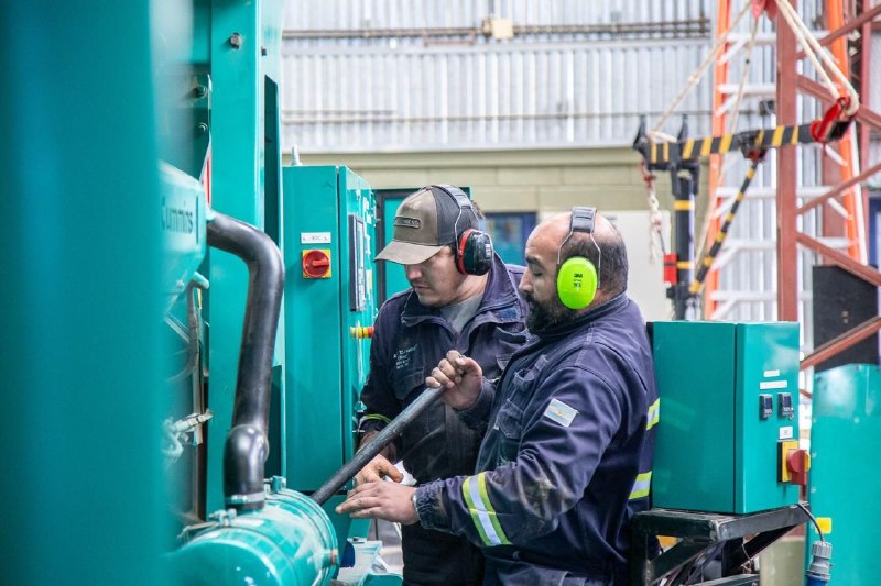 TRABAJOS DE ALTA COMPLEJIDAD EN LA USINA DE TOLHUIN: ESTE DOMINGO CONTINUARÁN LAS TAREAS SOBRE EL NUEVO GENERADOR CUMMINS N°3