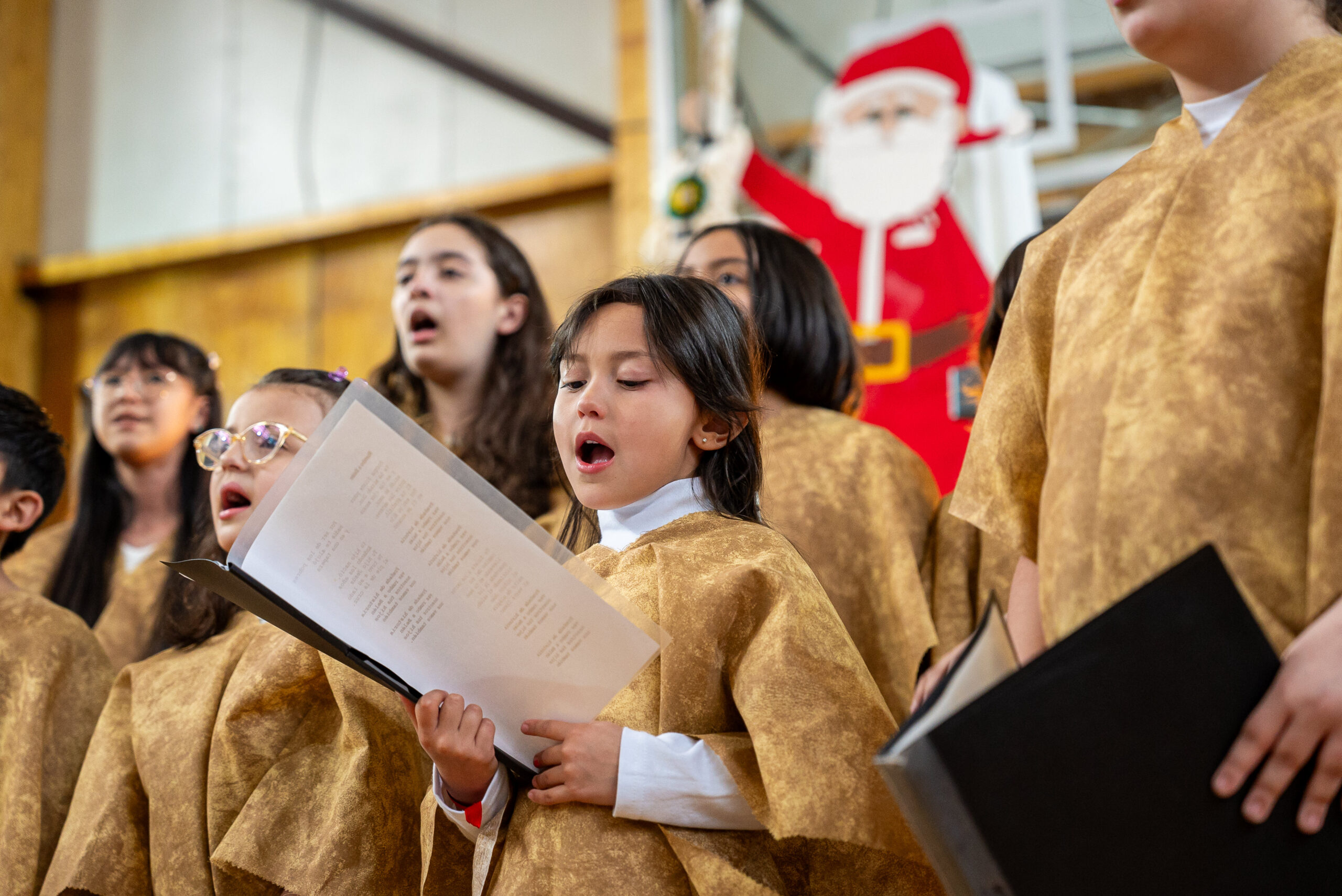 Estudiante practicando violín