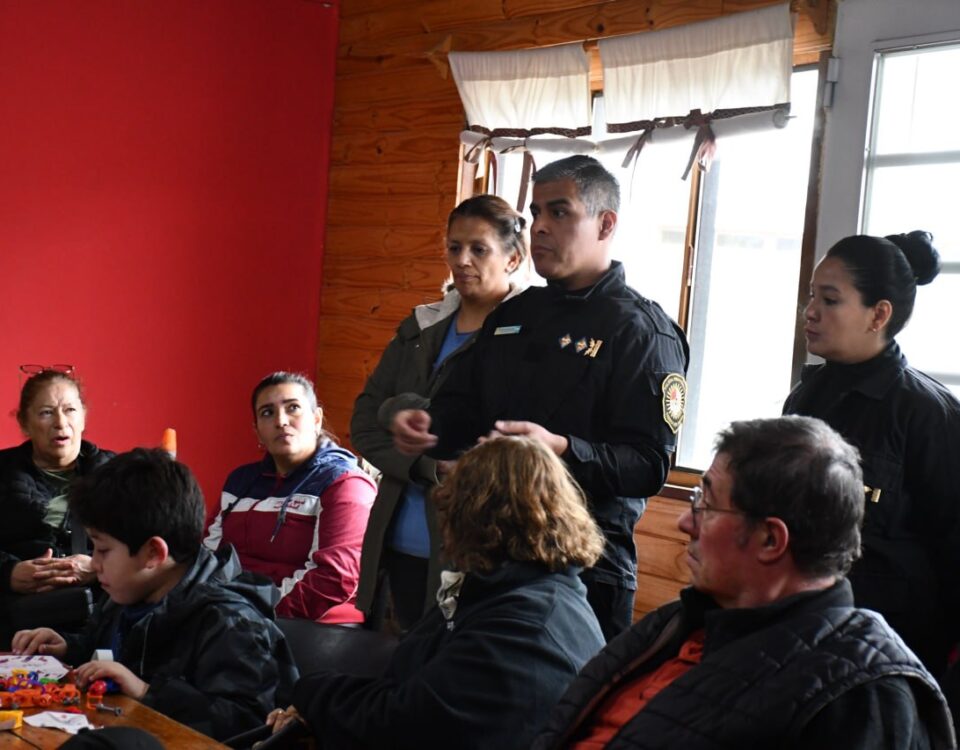 EN TOLHUIN, LA POLICÍA PROVINCIAL MANTIENE REUNIONES CON VECINOS PARA REFORZAR TAREAS DE PREVENCIÓN DEL DELITO