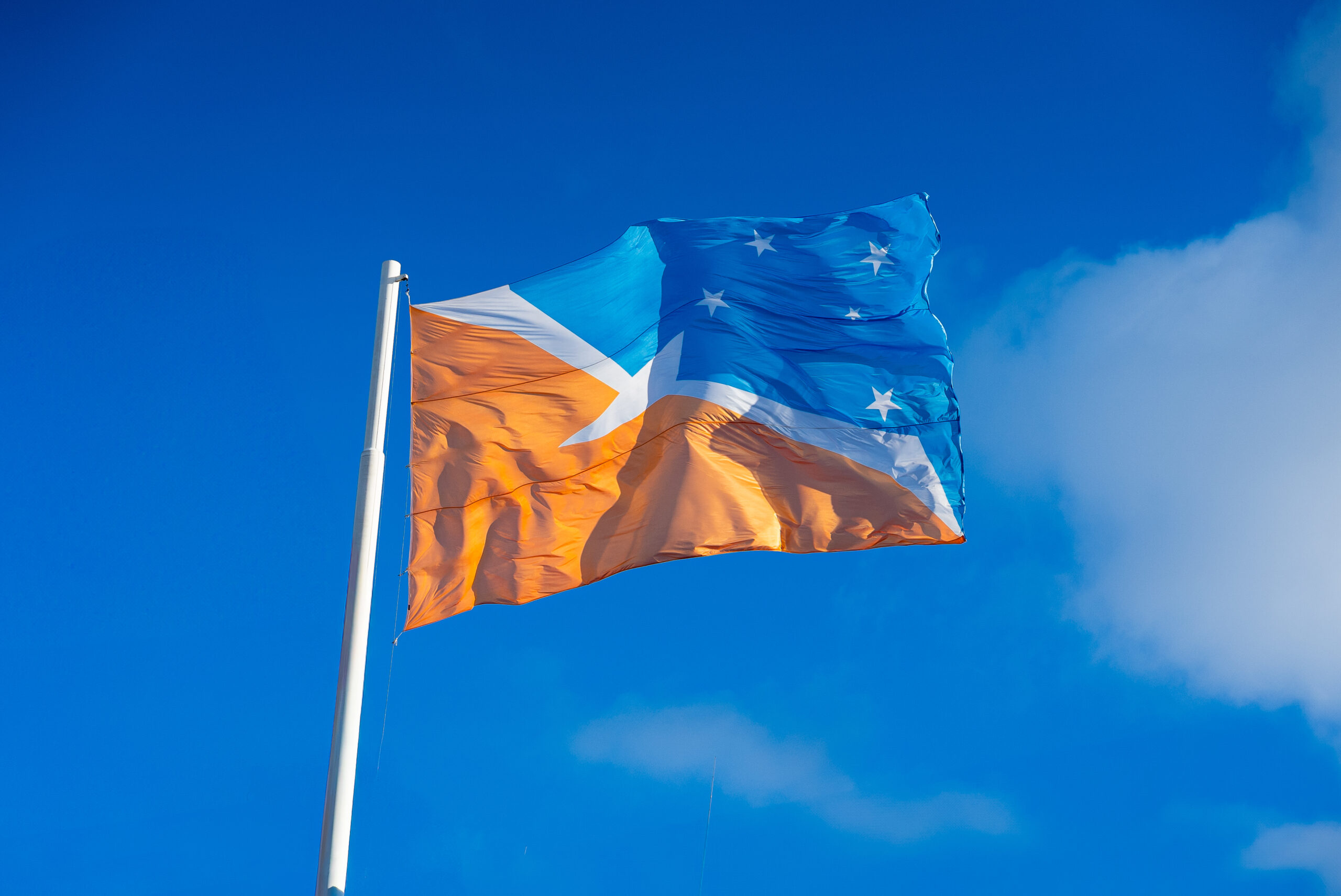 Bandera de Tierra del Fuego flameando