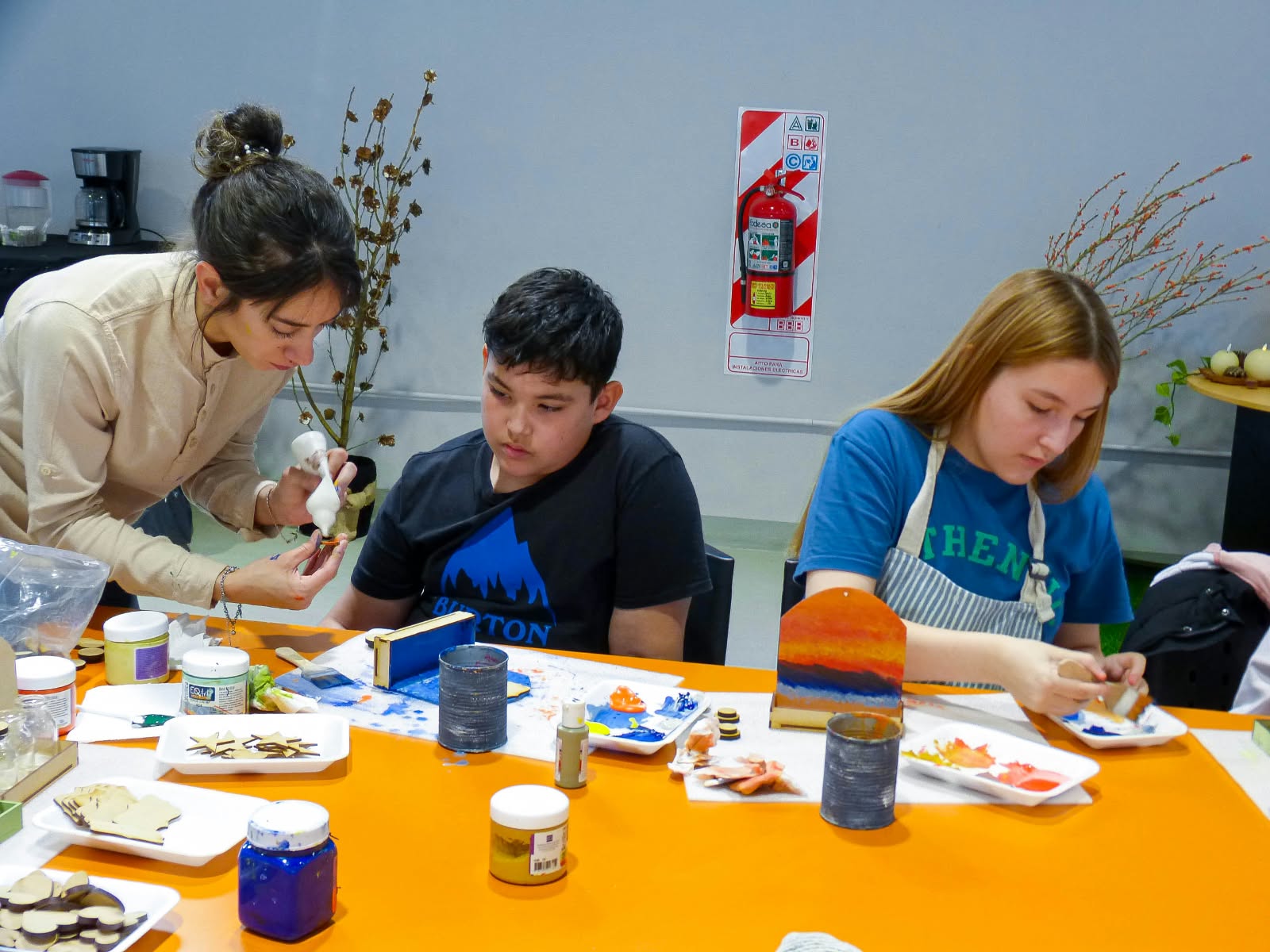Jóvenes concentrados en una mesa de creación