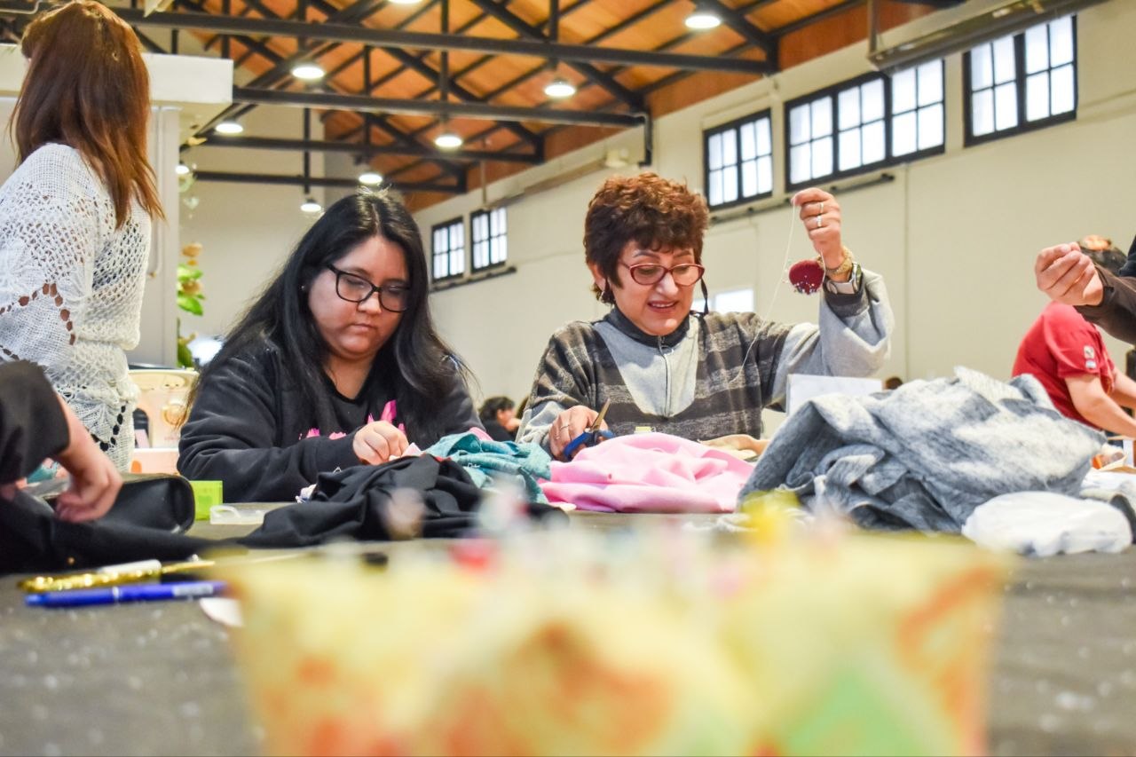 Personas trabajando juntas alrededor de una mesa